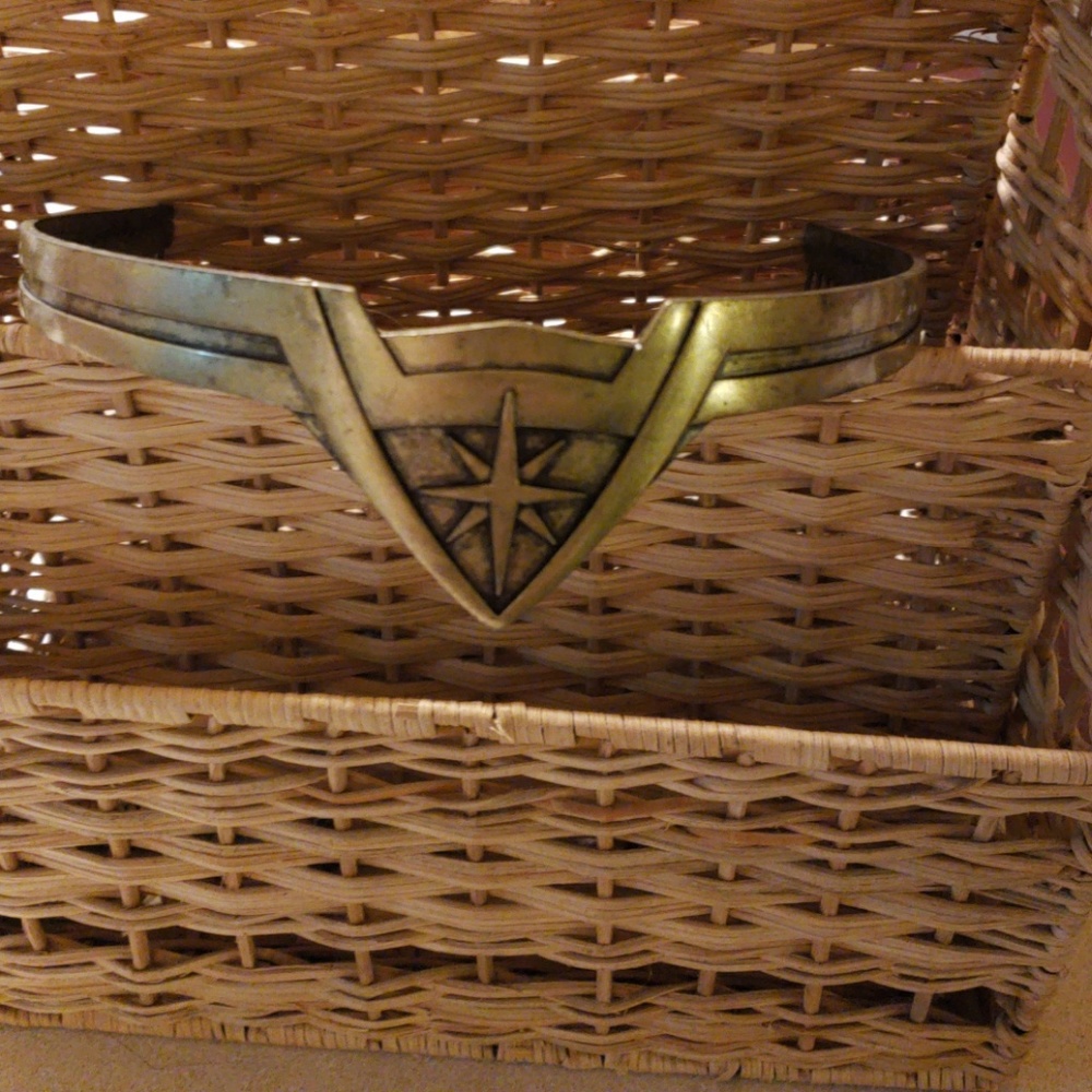 EUC WONDER WOMAN MOVIE REPLICA TIARA